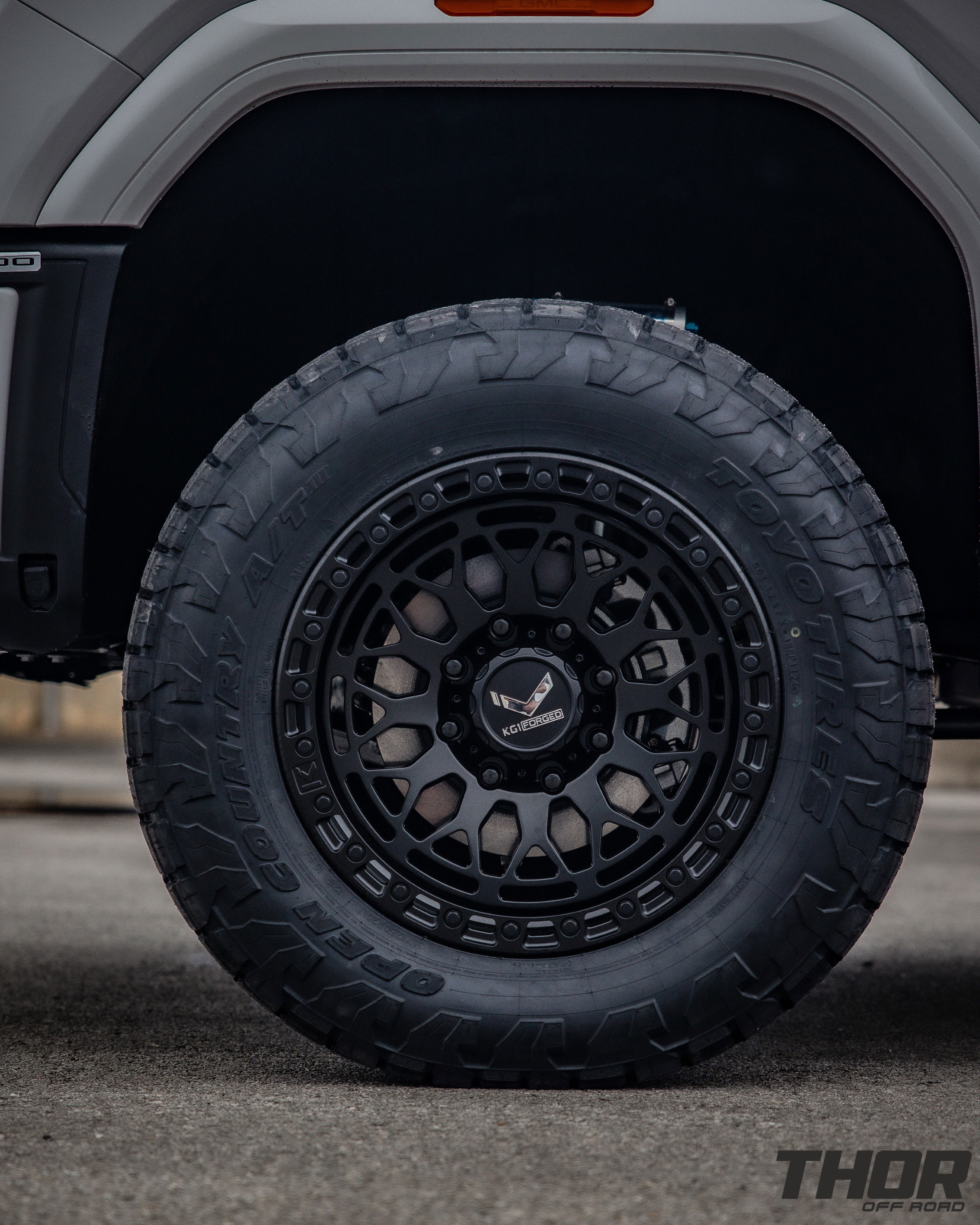 2024 GMC Sierra 2500 HD Denali in White with Cognito 3" Elite Leveling Kit, Toyo Open Country A/T III 35x12.50R20, KG1 DiamondHead 20x9.5" Wheels, Retrax Pro MX Bed Cover, Bedslide Classic