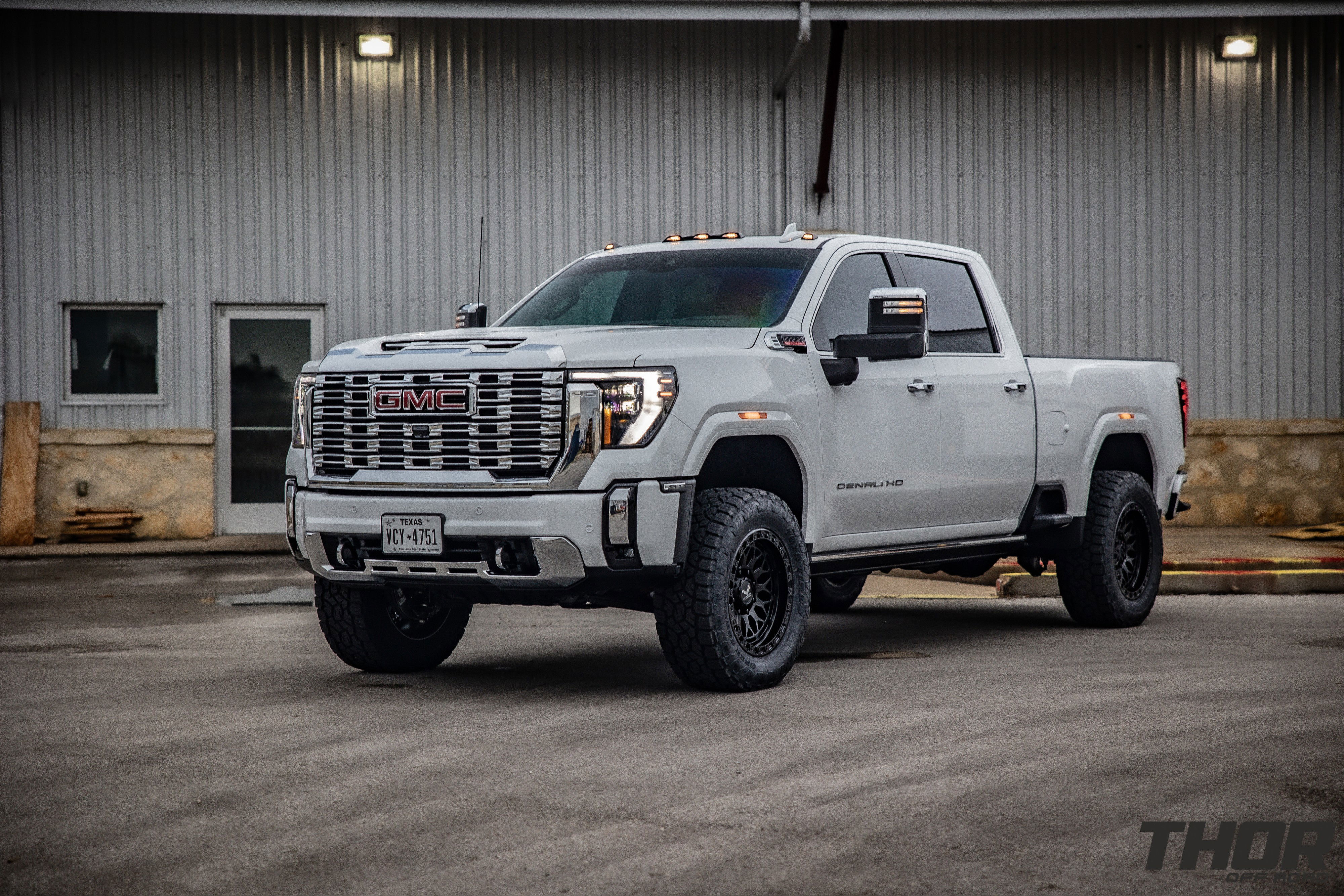 2024 GMC Sierra 2500 HD Denali in White with Cognito 3" Elite Leveling Kit, Toyo Open Country A/T III 35x12.50R20, KG1 DiamondHead 20x9.5" Wheels, Retrax Pro MX Bed Cover, Bedslide Classic