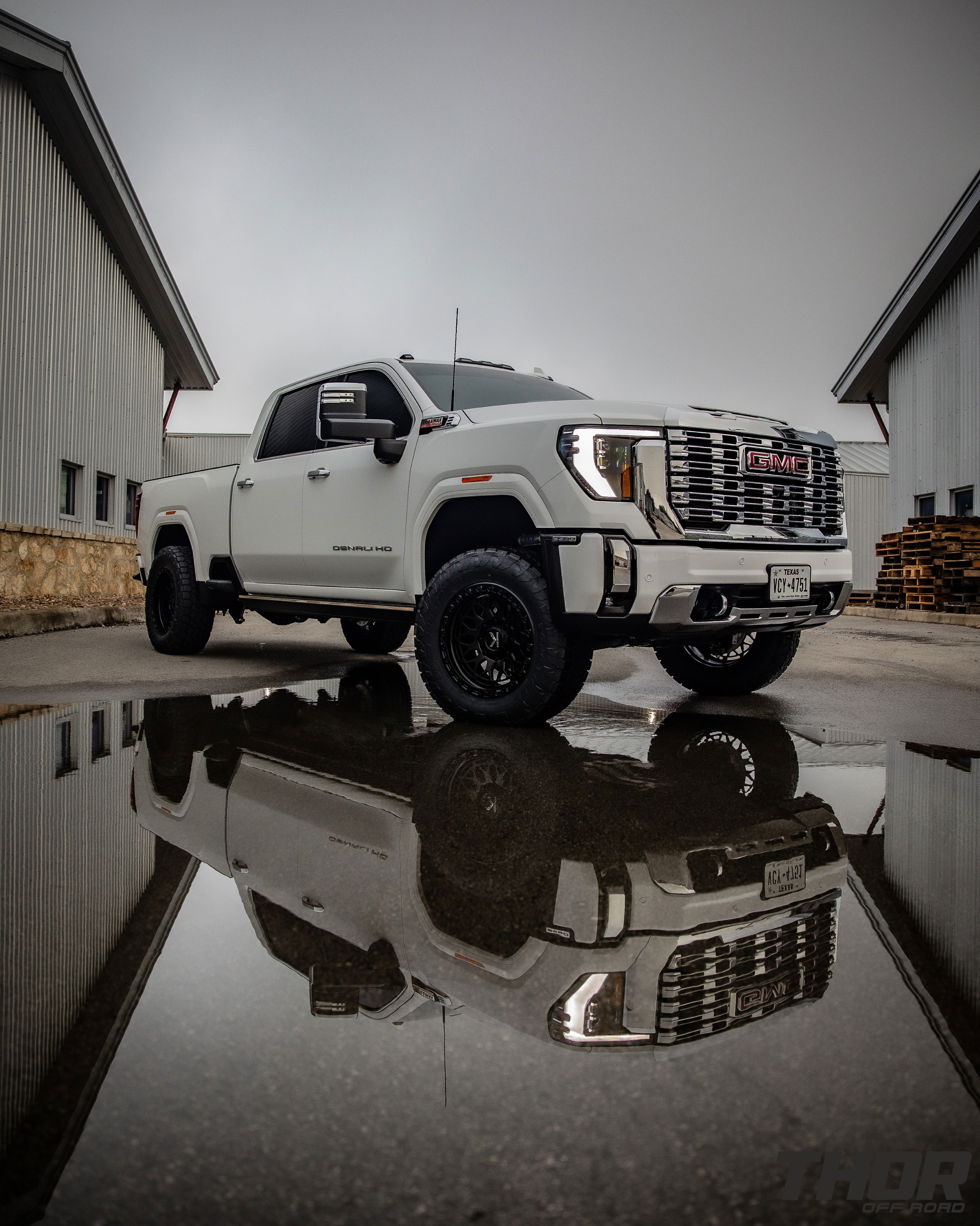 2024 GMC Sierra 2500 HD Denali in White with Cognito 3" Elite Leveling Kit, Toyo Open Country A/T III 35x12.50R20, KG1 DiamondHead 20x9.5" Wheels, Retrax Pro MX Bed Cover, Bedslide Classic