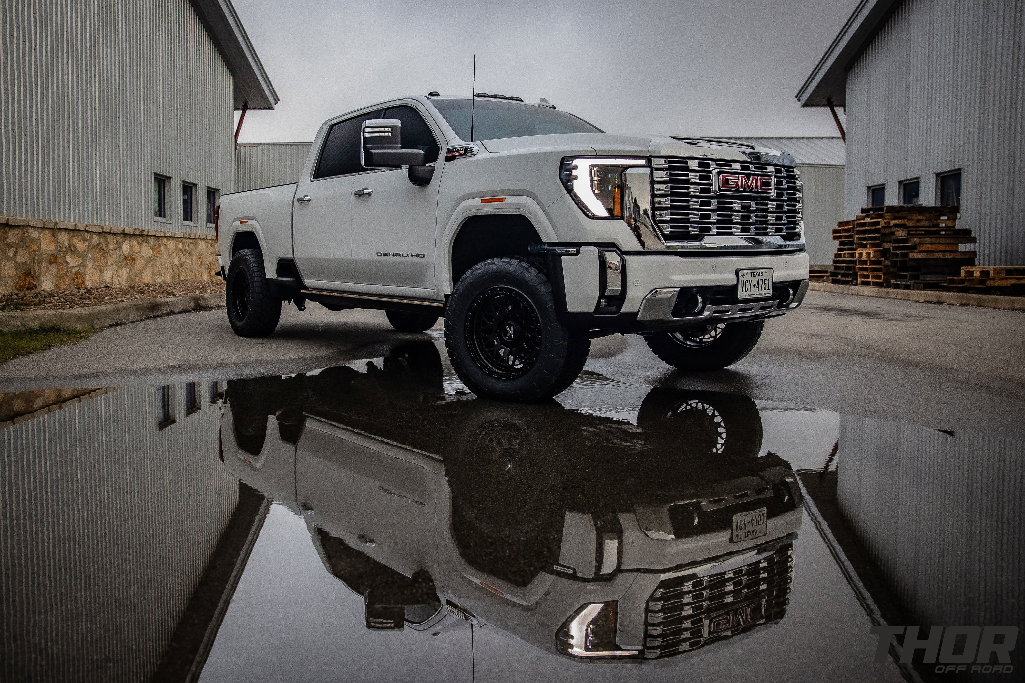 2024 GMC Sierra 2500 HD Denali in White with Cognito 3" Elite Leveling Kit, Toyo Open Country A/T III 35x12.50R20, KG1 DiamondHead 20x9.5" Wheels, Retrax Pro MX Bed Cover, Bedslide Classic