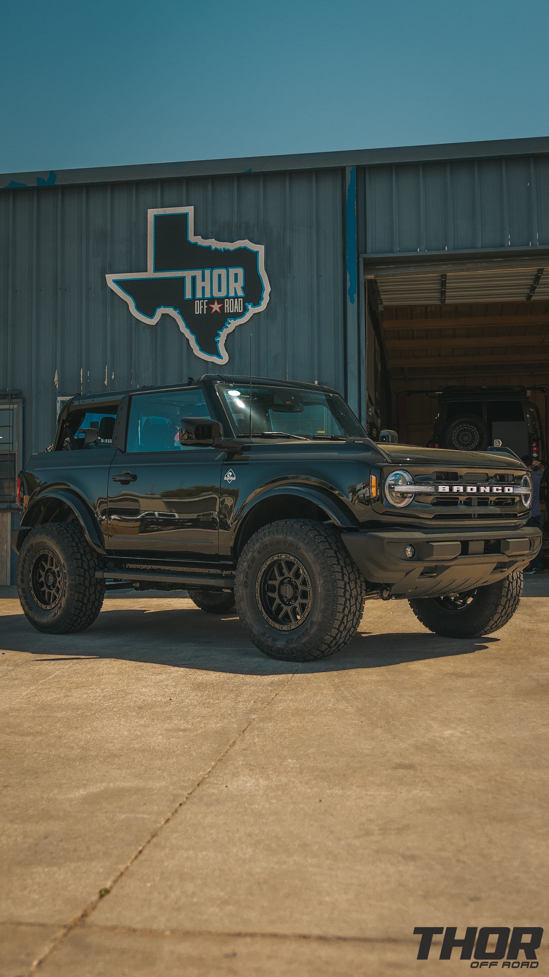 2021 Ford Bronco Outer Banks in Black with 2" Rough Country Suspension Kit, 35x12.50R17 Toyo Open Country A/T III, 17" KMC Mesa wheels