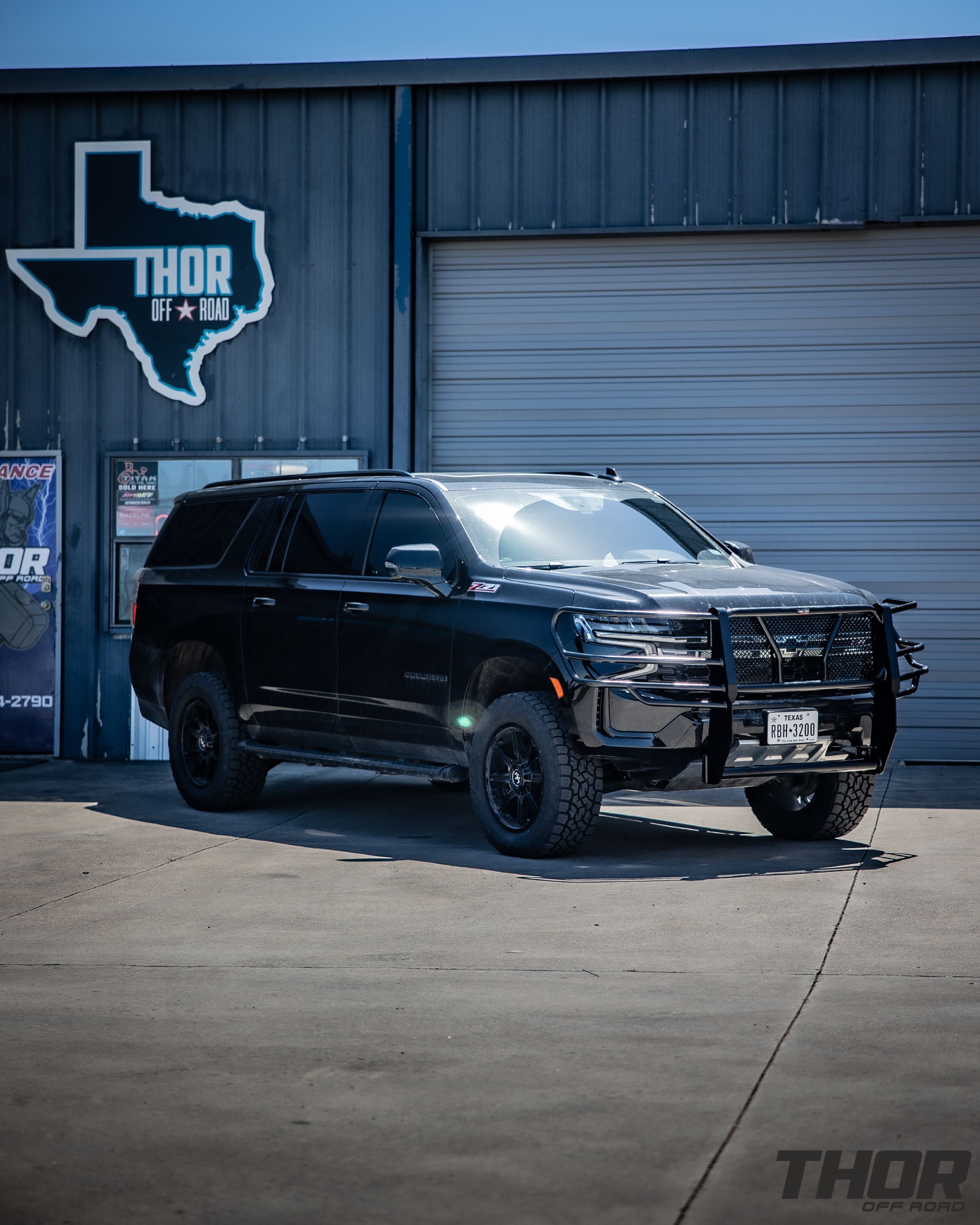 2022 Chevrolet Suburban Z71 in Black with Switch Suspension 2.5" Lift Kit, 285/60R20 Toyo Open Country A/T III Tires