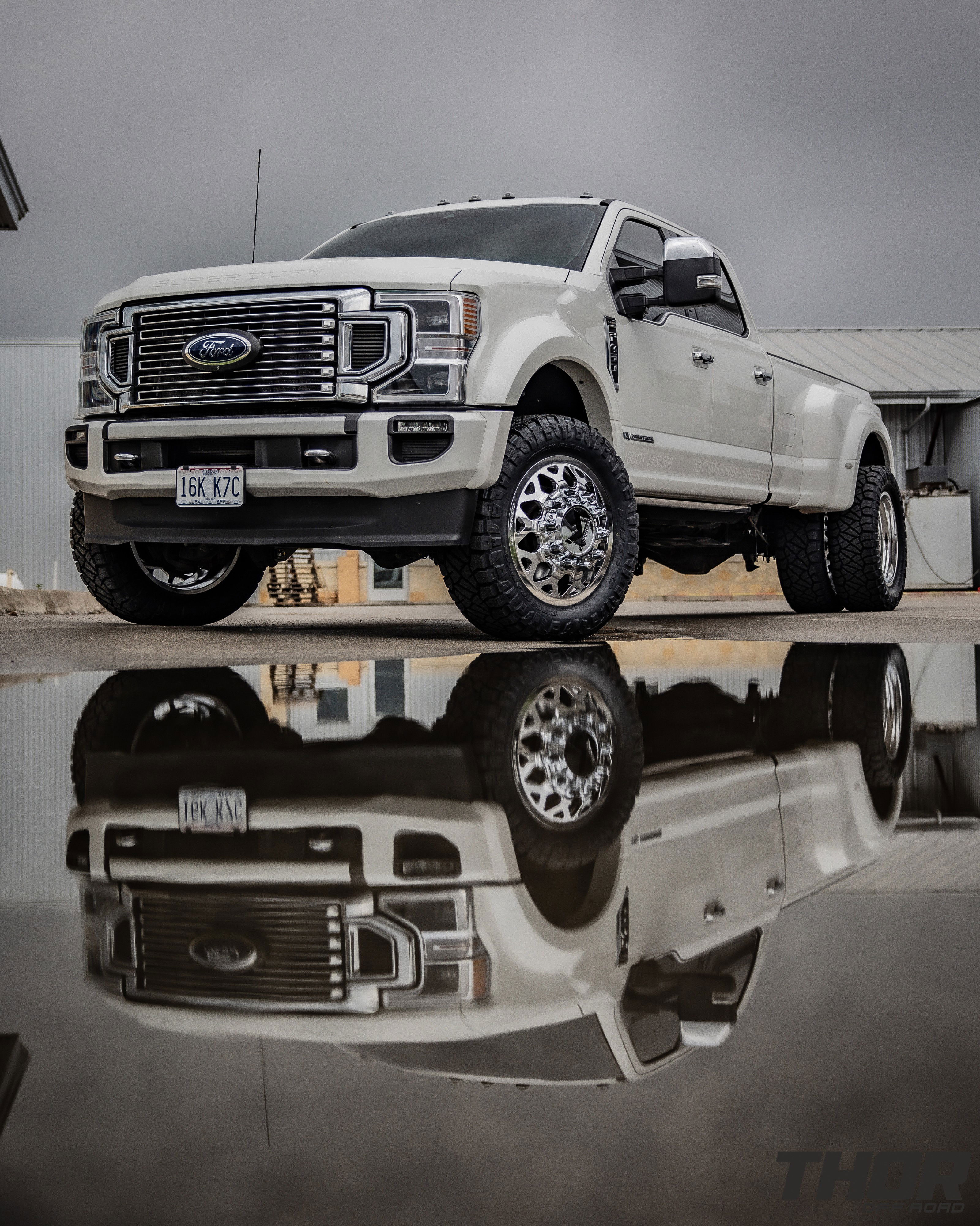 2022 Ford F-450 Super Duty Platinum in White with Carli 3.5" E-Venture Suspension Kit, Carli Sway Bar, Carli Fabricated Radius Arms, Carli Full Rear Spring Replacement, LoadLifter 5000 Air Spring Kit, 22" KG1 Forged KD006 Wheels, 37x12.50R22 Nitto Ridge Grappler Tires